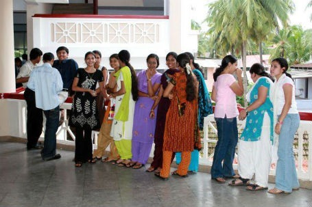 Nữ sinh Ấn Độ bị cấm mặc quần jeans đến trường - 1 Trường học Ấn Độ cấm nữ sinh mặc quần jeans đến trường