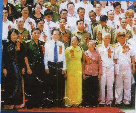 Những mẩu chuyện cảm động về “người thầy của 6 vị tướng” - 1 Ông Doãn Mậu Hòe tại hội nghị biểu dương người có công.