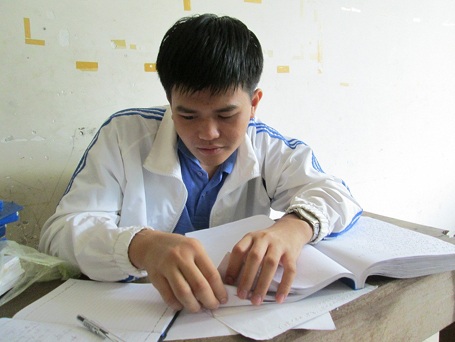 Cậu học trò khiếm thị sở hữu nhiều giải thưởng - 1 Ngày ngày cậu học trò khiếm thính vẫn miệt mài trau dồi đèn sách.