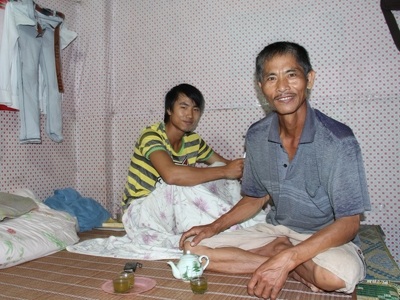Những sinh viên “phu hồ” - 2 Ông Vũ Ngọc Hiệu cùng con trai Vũ Chí Đường trong phòng trọ ở gần cầu Định Công.
