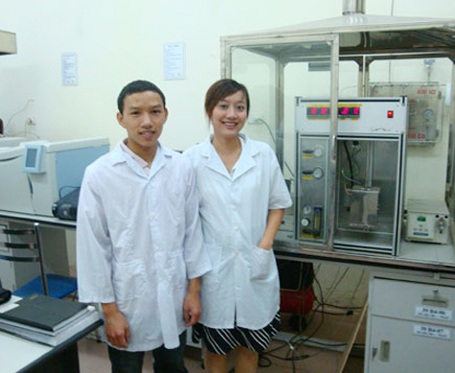 Trò chuyện cùng nữ phó giáo sư trẻ nhất Việt Nam - 4 PGS Nguyễn Khánh Diệu Hồng cùng sinh viên tại phòng thí nghiệm.