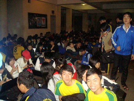 Sinh viên thức trắng đêm lạnh đăng ký tín chỉ - 4 Các hành lang thư viện, giảng đường chật kín sinh viên.