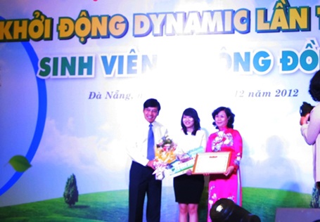 Sinh viên ĐH Ngoại thương TPHCM đoạt giải Nhất Dynamic - 1 Ban tổ chức cuộc thi trao thưởng cho sinh viên đoạt giải Nhất.