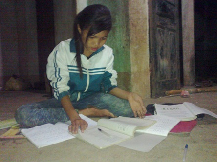 Nghị lực của cô học trò nghèo, mồ côi mẹ - 2 Không có bàn học, Mây học bài ở khoảng sân.