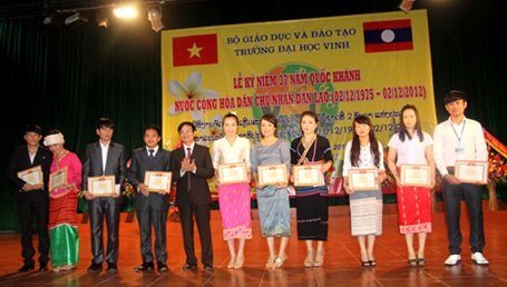 Lưu học sinh Lào vui lễ kỷ niệm Quốc khánh - 3 Tiết mục văn nghệ chào mừng 37 năm Quốc khánh Lào do các lưu học sinh Lào tại ĐH Vinh biểu diễn