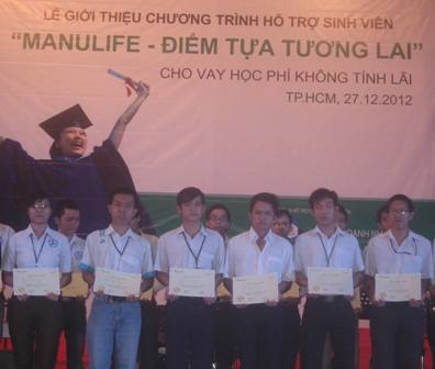 Các bạn sinh viên nhận vốn vay từ Chương trình.