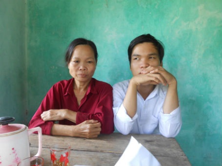 Lý Gia Huyên và cô giáo chủ nhiệm Bùi Thị Diệp Anh.