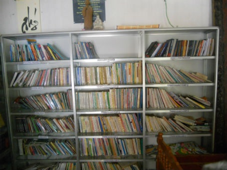 Thư viện có nhiều đầu sách khác nhau phục vụ các tầng lớp độc giả.