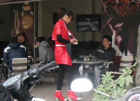 Một bạn sinh viên đang giới thiệu sản phẩm mới cho khách hàng tại các quán cafe sáng 30/12/2012.