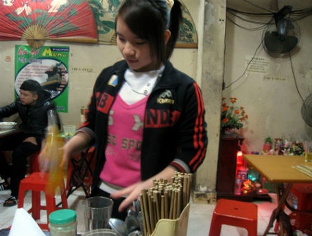 Bạn sinh viên này luôn tay với công việc bưng bê tại một quán ăn.