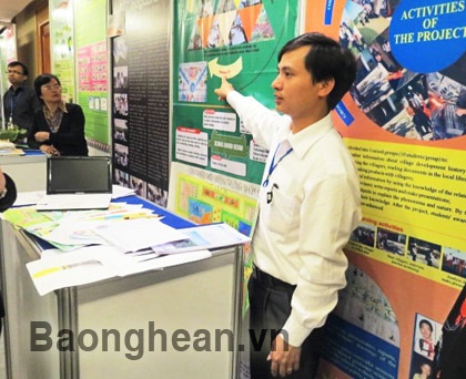 Thầy giáo trẻ xứ Nghệ chinh phục giám khảo nước ngoài - 1 Thầy giáo Vương Quốc Linh giới thiệu đề án với bạn bè quốc tế ở Seoul (Hàn Quốc).