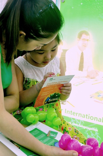 Phụ huynh chính là những người giúp con học tiếng Anh tốt nhất.