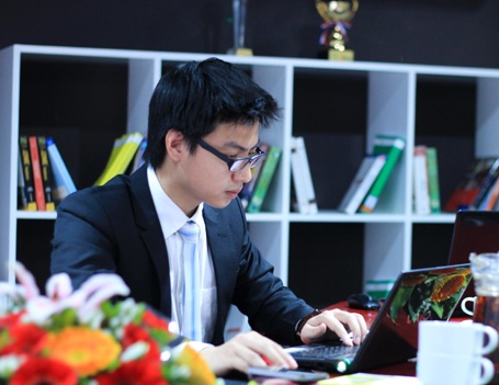 Tư vấn tuyển sinh và chương trình học bổng toàn phần vào ĐH FPT - 4 Ông Hoàng Cao Chung - Trưởng phòng tuyển sinh Trường ĐH FPT đang tư vấn cho độc giả