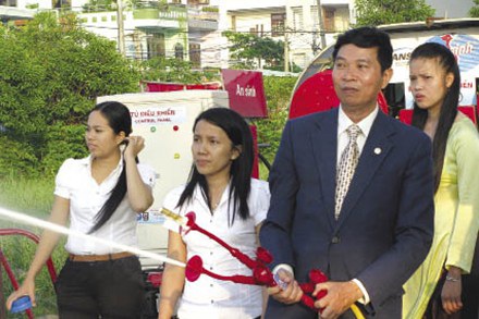 Kỹ sư Việt Nam phát minh máy chữa cháy mang sự an toàn cho thế giới - 1 Kỹ sư Phan Đình Phương trong một lần trình diễn máy chữa cháy đa năng của mình.
