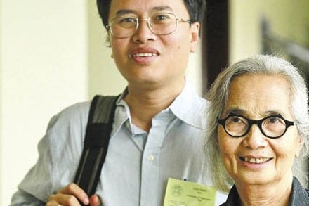 Đàm Thanh Sơn - nhà vật lý chim trời - 1 GS Đàm Thanh Sơn và nữ GS Lê Kim Ngọc (bà Trần Thanh Vân) ở Quy Nhơn, tháng 12/2011. (Ảnh: Phan Cử)