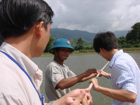 “Tết đến, có ký trà là ấm áp rồi…” - 1 Thầy Trần Duy Hùng (ngoài cùng bên trái) cùng chủ bè kéo dây đưa học sinh qua sông mỗi ngày.