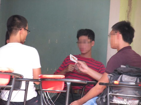 Casino... sinh viên - 1 Sinh viên đánh bài tại quán cà phê đối diện cổng trường ĐH Kỹ thuật Công nghệ TP.HCM.