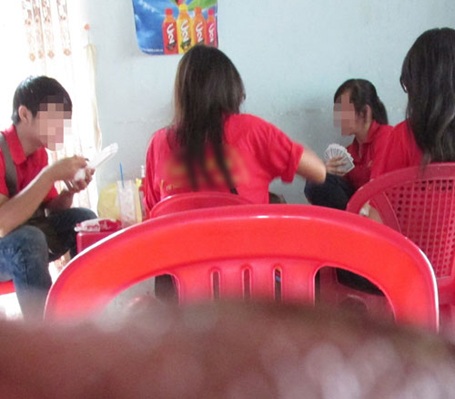 Casino... sinh viên - 2 Sinh viên trường CĐ Văn hóa nghệ thuật du lịch Sài Gòn đánh bài ngay trước cổng trường