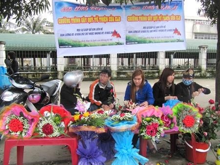 Sinh viên lên kế hoạch kiếm tiền triệu dịp Tết - 3 Hoa giả khá được ưa chuộng và mang lại thu nhập khá cao.