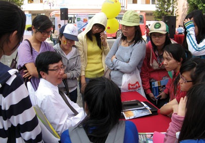 Học sinh giỏi chê ngành Sư phạm, cách nào cứu vãn? - 1 Nhiều học sinh lớp 12 quan tâm chọn ngành kinh tế, tài chính, ngân hàng.