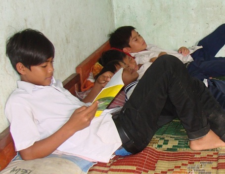 “Tết đến, có ký trà là ấm áp rồi…” - 2 Thầy Trần Duy Hùng (ngoài cùng bên trái) cùng chủ bè kéo dây đưa học sinh qua sông mỗi ngày.
