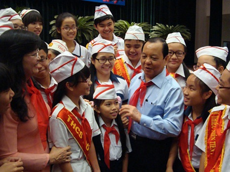 Đừng suy nghĩ thay các em!