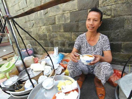 Gồng gánh tha phương nuôi con vào đại học - 1 Chị Thanh Thuý và gánh đậu hũ mưu sinh 20 năm nay ở Sài Gòn.
