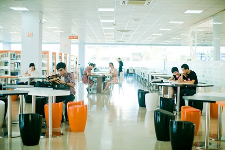Tư vấn tuyển sinh và chương trình học bổng toàn phần vào ĐH FPT - 15 Thư viện trường tiện nghi và hiện đại, thích hợp cho việc học và tra cứu