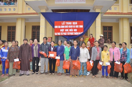 Tết sớm đến với học sinh nghèo hiếu học, gia đình khó khăn - 1 Ban tổ chức trao quà cho các em học sinh và gia đình có hoàn cảnh khó khăn.