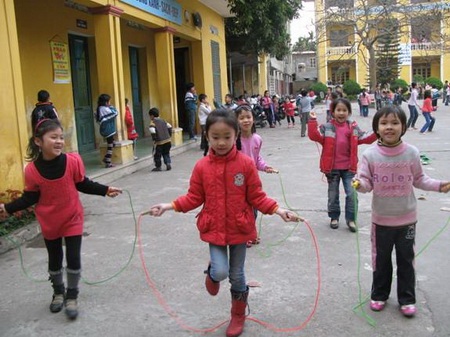 Gợi cho trẻ niềm vui trở lại trường.