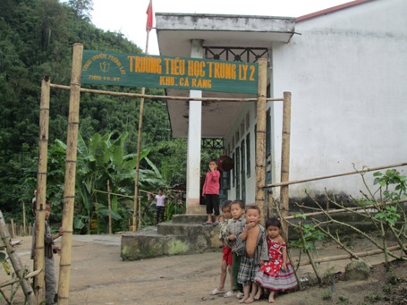 Thăm “ngôi trường mồ côi” giữa đại ngàn - 2 Đường vào Trường Trung Lý II phải đi qua hàng chục con suối và dốc cao chọc trời.