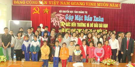 Trao học bổng hơn 100 triệu đồng tới HS, SV nghèo hiếu học - 1 Buổi lễ trao học bổng tới học sinh, sinh viên nghèo hiếu học Quảng Trị.