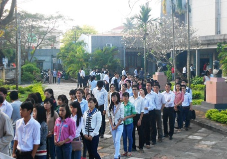 Bình Định: Gặp mặt sinh viên tiêu biểu đầu năm mới - 1 Sinh viên giỏi dâng hương tại nhà Văn chỉ Tuy Phước (Bình Định).