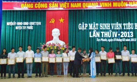 Bình Định: Gặp mặt sinh viên tiêu biểu đầu năm mới - 2 Sinh viên giỏi dâng hương tại nhà Văn chỉ Tuy Phước (Bình Định).