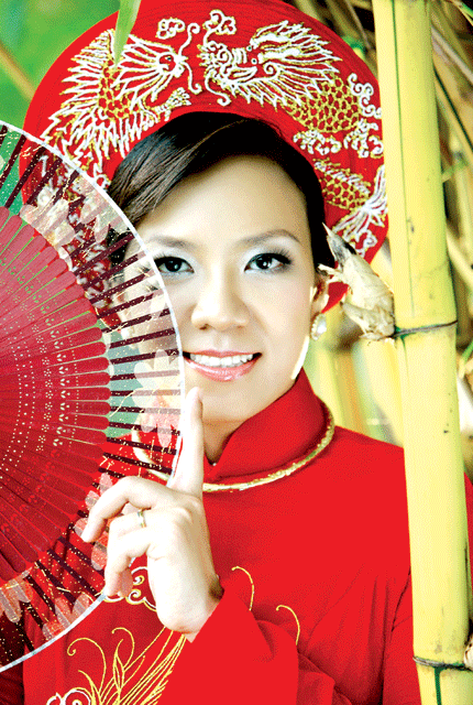Nguyễn Thị Thanh Thủy dịu dàng trong chiếc áo dài