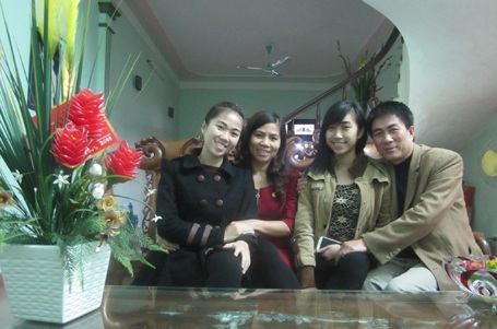 Thảo Ngọc cùng gia đình quây quần trong dịp Tết. (Ảnh: Nhân vật cung cấp)