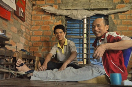 Cậu học trò mua phế liệu làm xe lăn cho người cha bị liệt - 1 Trong ngôi nhà đơn sơ này nồng ấm tình cha con.