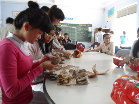 Nuôi heo đất giúp học sinh nghèo đón Tết - 3 Kiểm tra tiền thu được từ heo.