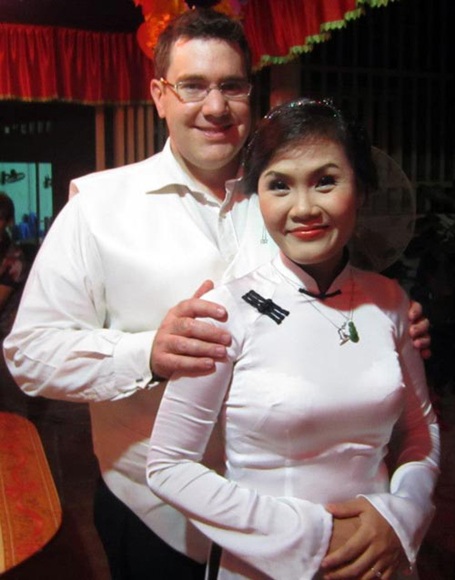 Khánh Thương cùng chồng.