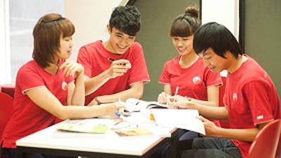 Tại sao nên chọn ngành Kế toán của Đại học Anh? - 1 Sinh viên BUV thảo luận xây dựng dự án.