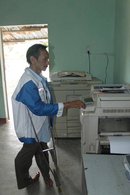 Niềm tin phi thường của người thầy khuyết tật - 1 Người thầy vươn lên từ đôi chân tật nguyền.