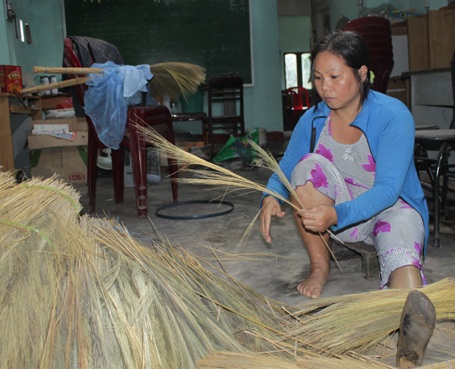 Niềm tin phi thường của người thầy khuyết tật - 3 Chị Dịu hàng ngày làm chổi đót kiếm thêm thu nhập.