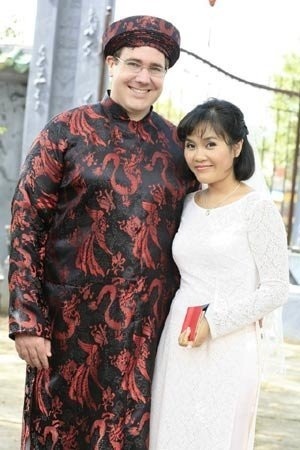 Khánh Thương hạnh phúc bên chồng.