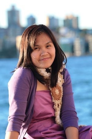 Khánh Thương: “Dù đời bao khó khăn tôi vẫn luôn mỉm cười”.