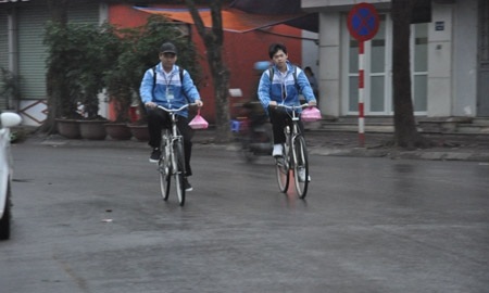 Nhiều học sinh vẫn giữ được nếp sinh hoạt sau đợt nghỉ dài nên dậy đi học khá sớm.