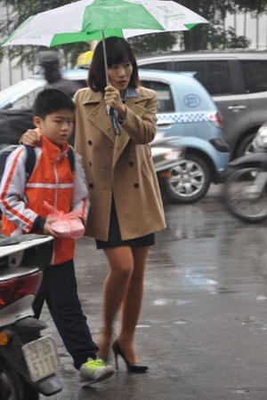 Mẹ động viên con vào lớp.