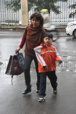 Phụ huynh phải kéo áo, dắt con bước vào trường.