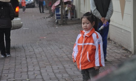 Bé nũng nịu không muốn vào lớp.