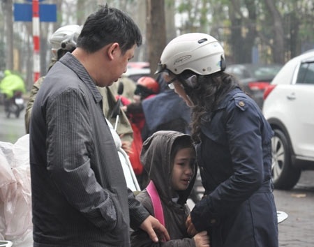 Phụ huynh gặp khó khăn khi con khóc nhè, không muốn xa bố mẹ để vào lớp học.