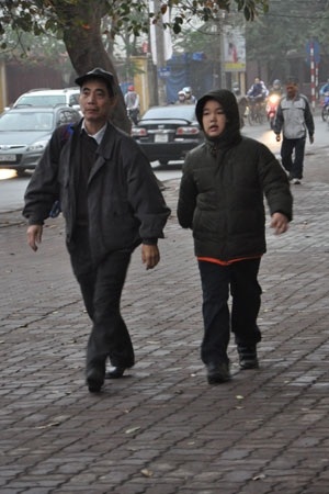 Bé tự tin cùng ông đến trường.